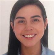 Profesora que imparte clases de habilidades comunicativas escritas y orales